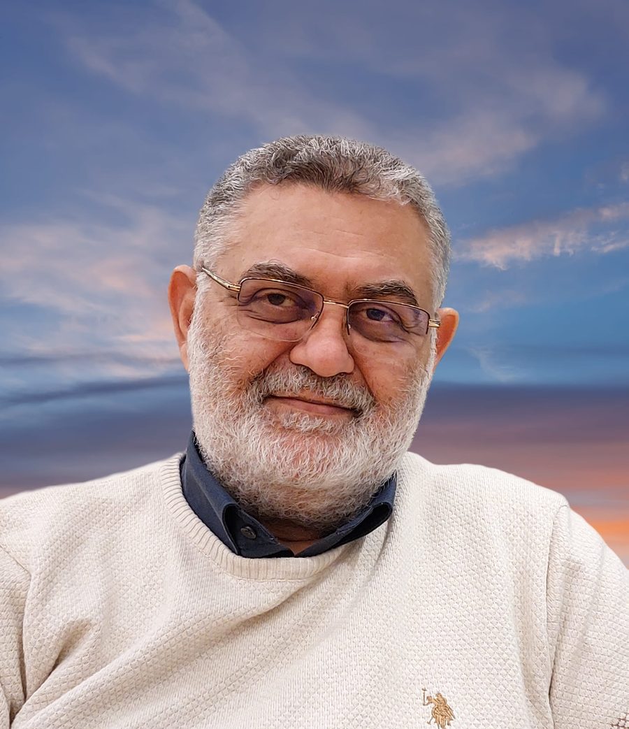 أحمد عبدالعزيز, خبير إبداعي وإعلامي متعدد المواهب